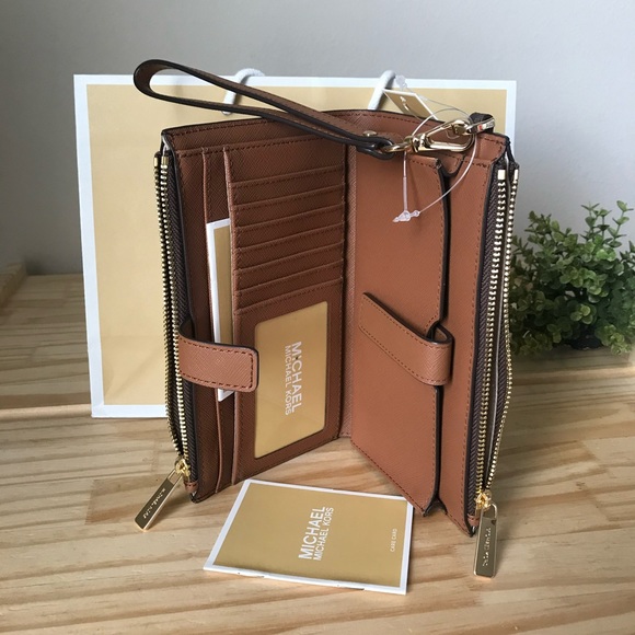 Michael Kors Wallet🎈🎈 - Picture 6 of 8